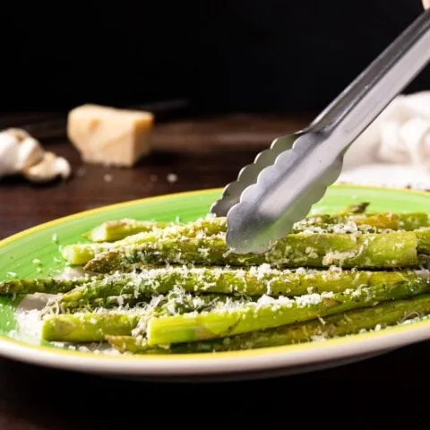 Espárragos al ajo y parmesano