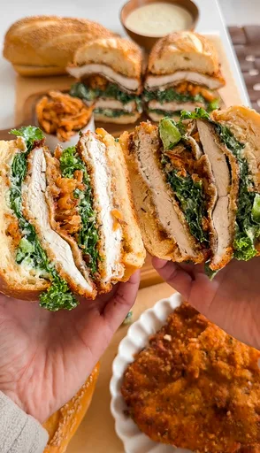 Sándwich de filete de pollo empanado y César de col rizada