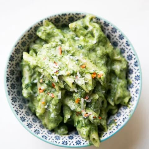Pasta con espinacas y aguacate