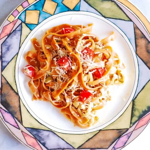 Pasta con bogavante en salsa cremosa de vino blanco, parmesano y estragón