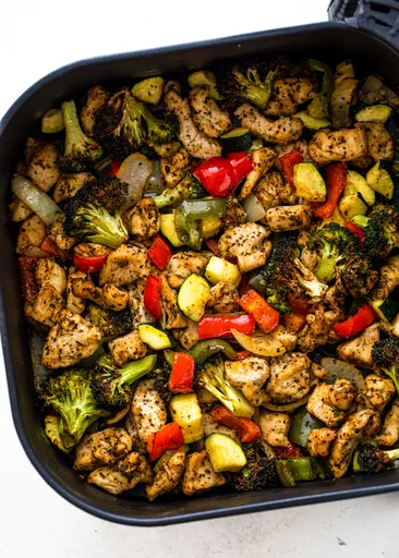Pollo y verduras saludables en freidora de aire (¡20 minutos!)