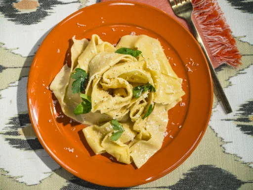 Pasta fresca con salsa de mantequilla y parmesano