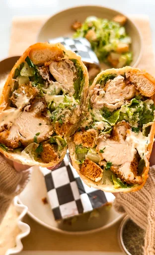 Wrap crujiente de ensalada César con pollo