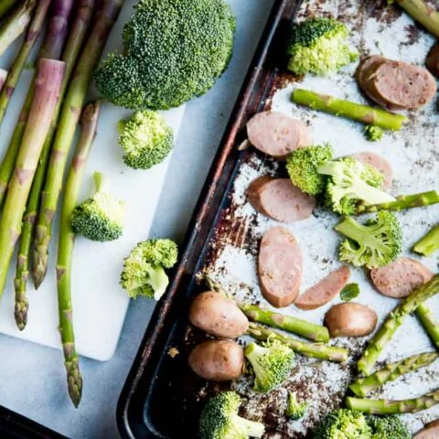 Comida rápida de salchicha y verduras al horno