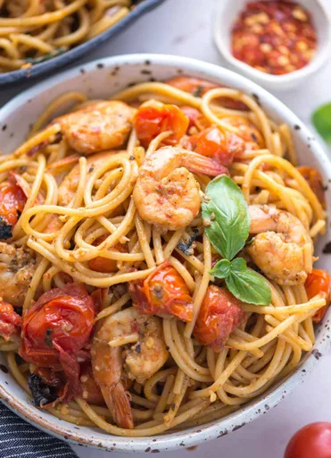 Pasta con tomates cherry y langostinos