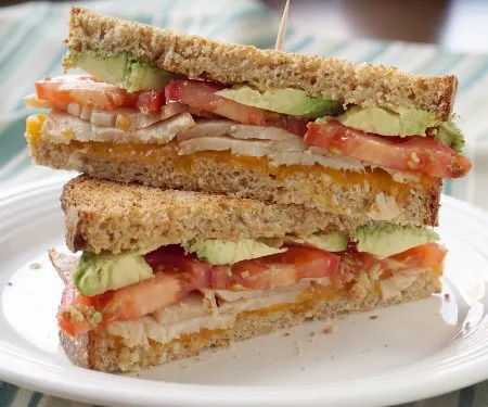 Sándwich caliente de pavo y aguacate