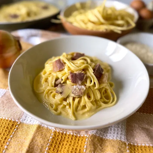 Fettuccine alla Papalina (Carbonara con jamón y nata)