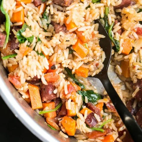 Sartén de arroz y salchicha al estilo cajún