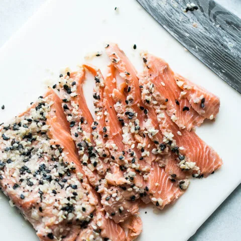 Gravlax casero con especias para bagel (salmón curado)