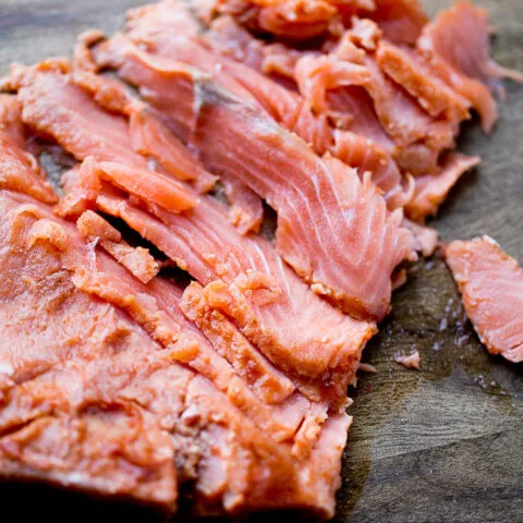 Gravlax a la lima y sriracha (salmón curado)