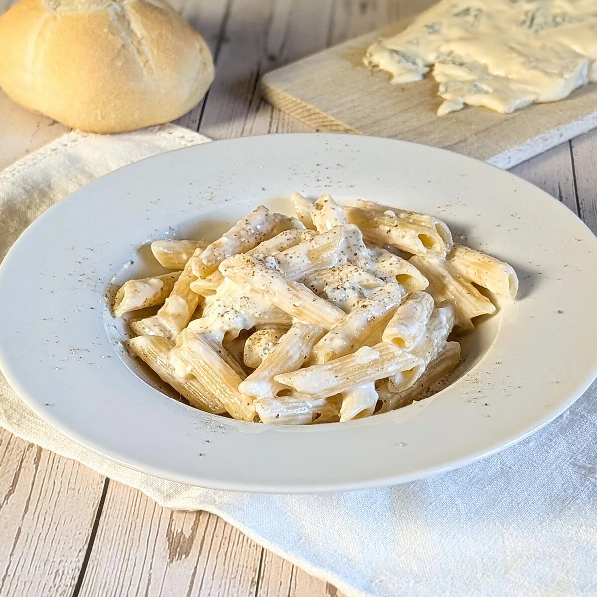 Penne al Gorgonzola (Creamy Italian Gorgonzola Pasta)