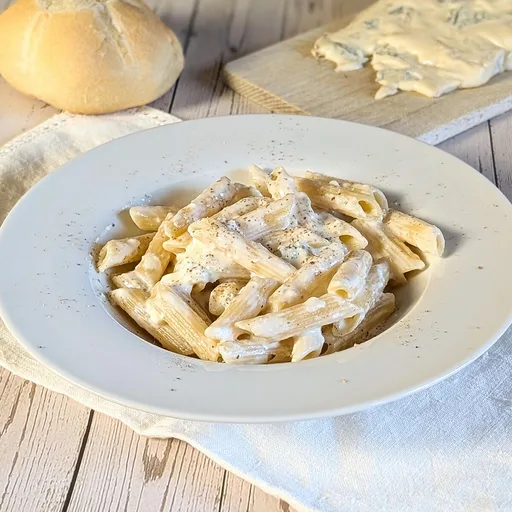 Penne al Gorgonzola (pasta italiana cremosa al gorgonzola)