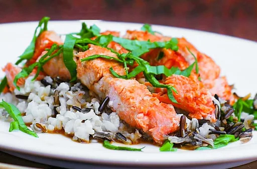 Filete de salmón con salsa de sake y arroz salvaje