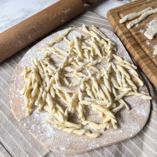 Pasta Strozzapreti casera de Emilia-Romagna