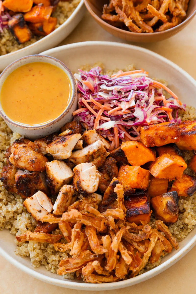Bol de pollo con miel picante al estilo Sweetgreen