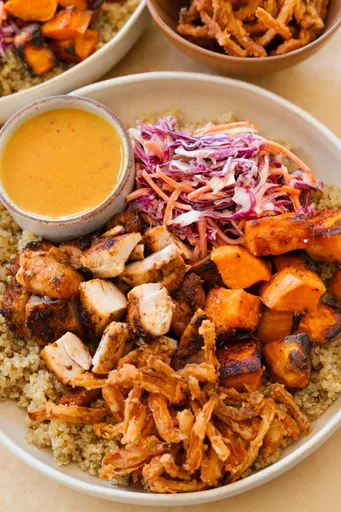 Bol de pollo con miel picante al estilo Sweetgreen