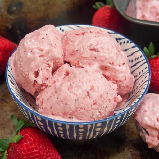 No churn roasted strawberry ice cream