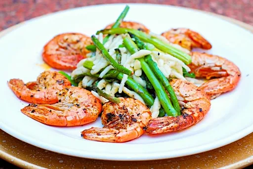 Pasta con langostinos picantes al ajillo y espárragos