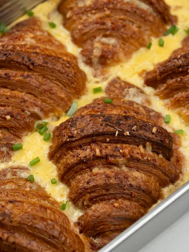 Cazuela de desayuno de cruasán