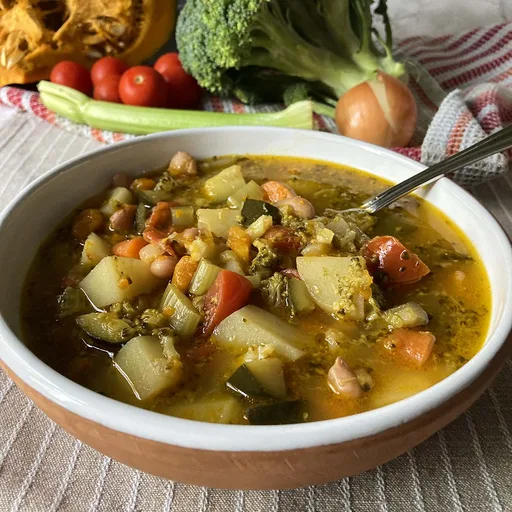 Receta auténtica de minestrone italiano (Sopa clásica de verduras)