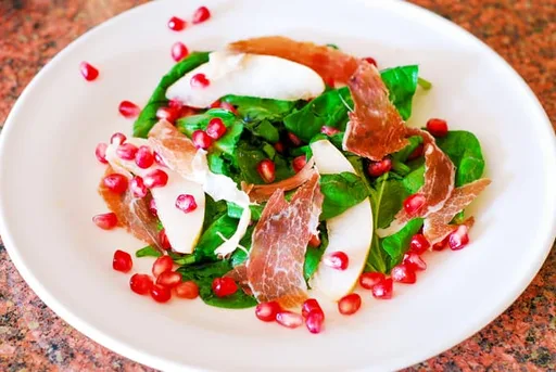 Ensalada de espinacas con jamón serrano, peras y granada