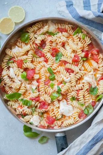 Receta de pasta Caprese: pasta con tomate, mozzarella y albahaca