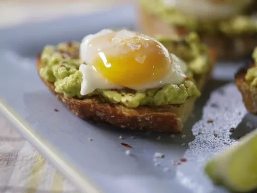 Huevos escalfados en microondas con tostada de aguacate