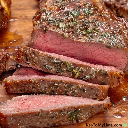 La mejor receta de bistec en freidora de aire (con mantequilla de ajo y hierbas)