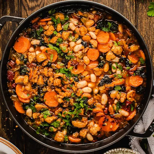Sopa toscana de alubias blancas con salchicha y col rizada