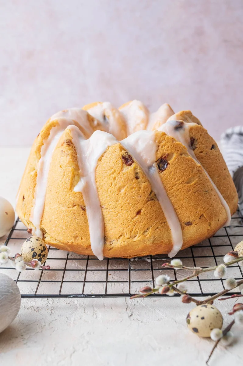 Polish Easter Babka with Raisins (Babka Wielkanocna) - video!