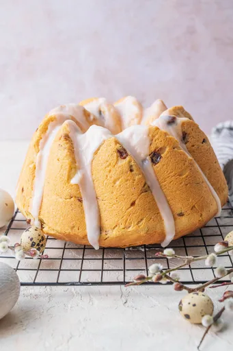 Polish Easter Babka with Raisins (Babka Wielkanocna) - video!