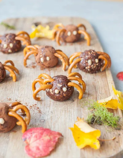 Arañas de pretzels: aperitivos saludables de Halloween para niños