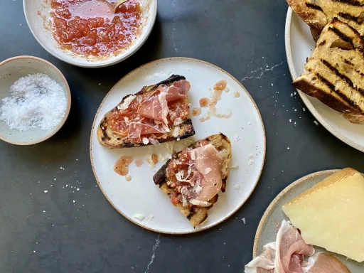 Pan con Tomate con Jamón y Queso