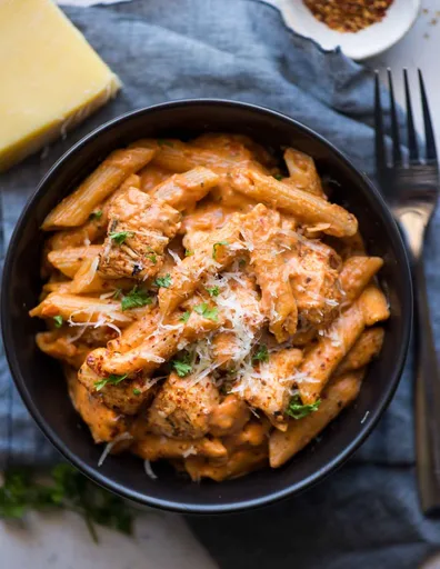 Pasta con pollo en olla a presión