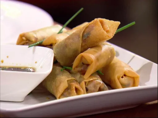 Rollitos de primavera de langostinos y coles de Bruselas con salsa de sésamo y jengibre