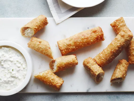 Rollitos de primavera de langostinos con salsa de yogur y pepino