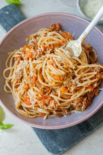 Espaguetis rápidos con salsa de carne y tomate fresco