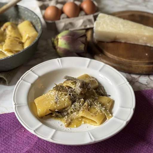 Paccheri cremosos con carbonara de alcachofas