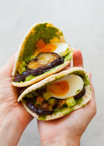 Sándwich sabich: pan pita relleno de berenjena y huevo al estilo israelí