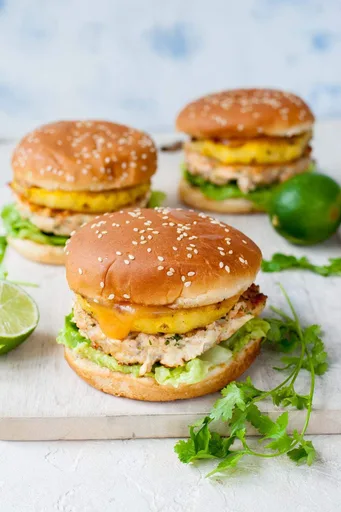 Salmon burgers with pineapple and guacamole