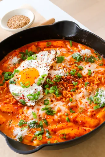 Rabokki – Korean Rice Cakes and Ramen