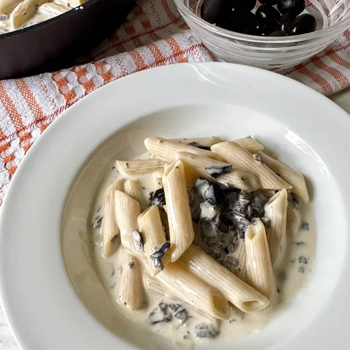 Pasta alla cenere (pasta cremosa al gorgonzola con aceitunas negras)