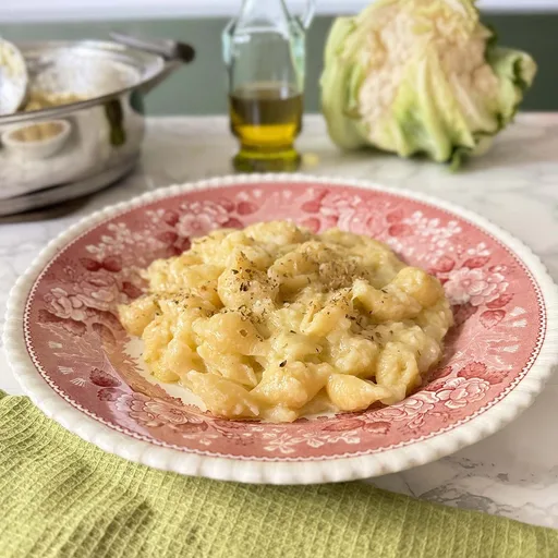 Pasta Cremosa con Coliflor al Estilo Napolitano