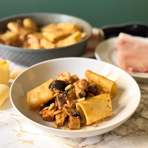 Paccheri con pez espada, berenjena y tomate