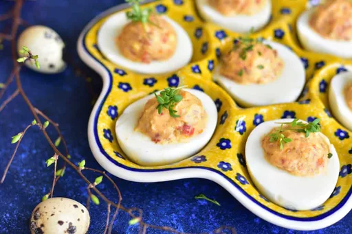 Huevos rellenos de tomate seco y parmesano