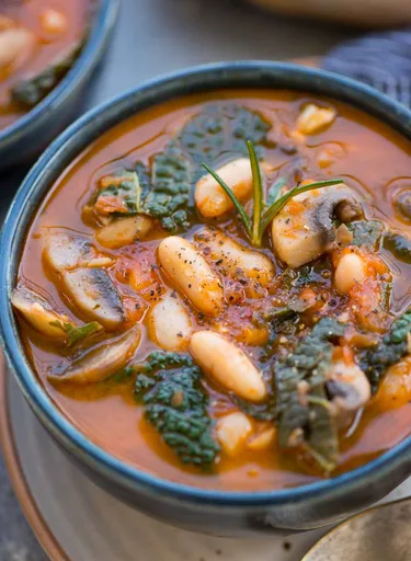 Sopa de judías blancas, setas y col rizada