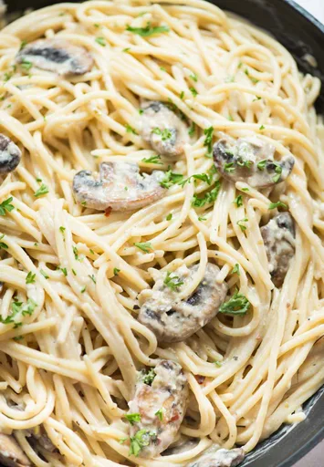 Pasta con champiñones en salsa cremosa de parmesano
