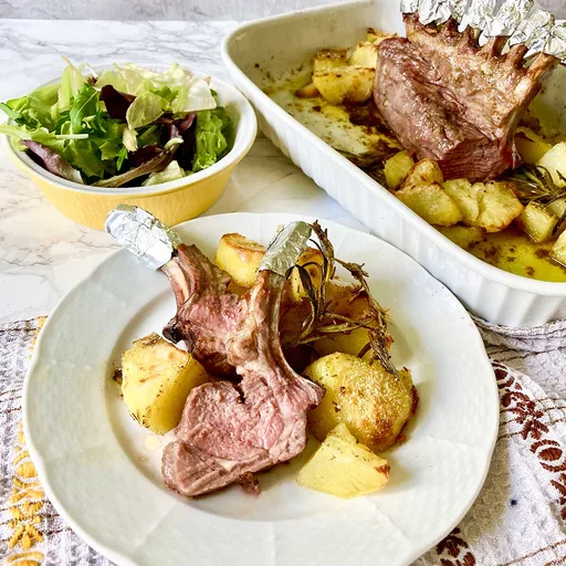 Costillar de cordero asado con patatas