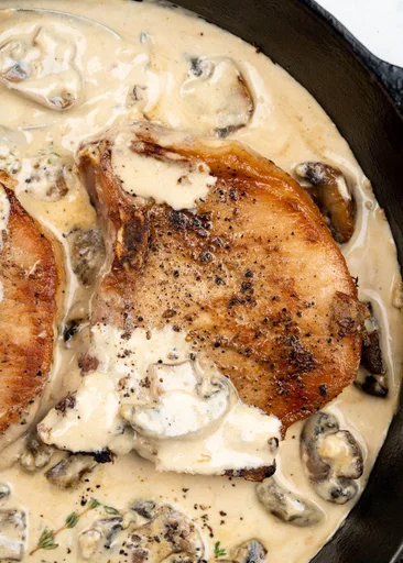 Chuletas de cerdo en salsa cremosa de champiñones