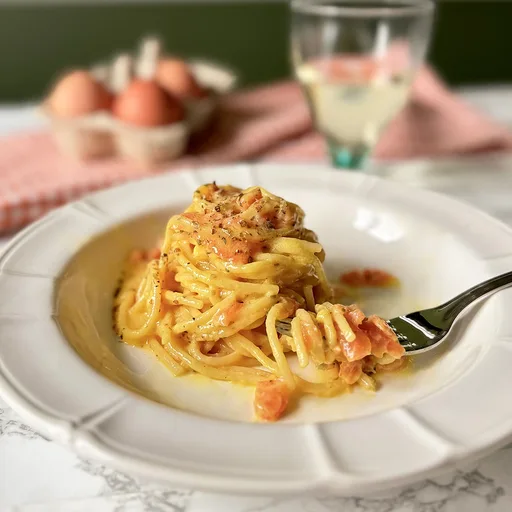 Carbonara de salmón ahumado: Un giro fresco y sabroso
